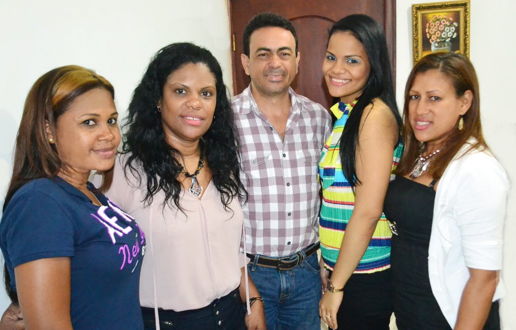 De derecha a izquierda, Claribel Sanchez, directora ejecutiva, Carlos García, diputado de la República Dominicana, su esposa, Laura Francibel Rodríguez, Miosotis Muñoz, Rossy Villegas, asistente.